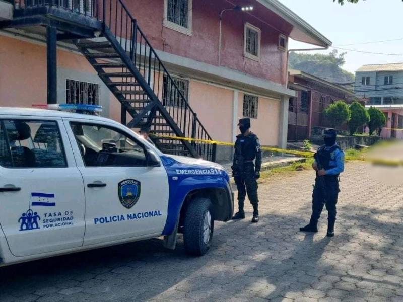 Agentes de la Policía Nacional llegaron a resguardar la zona del crimen.