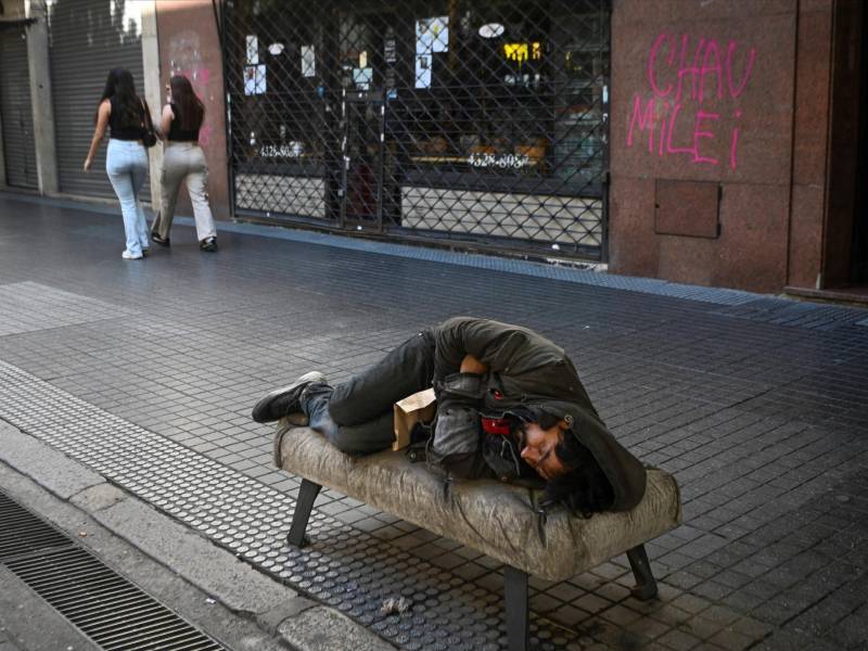 Las políticas del Presidente Javier Milei han incrementado el costo de la vida en Argentina. (Mariana Nedelcu/Reuters)