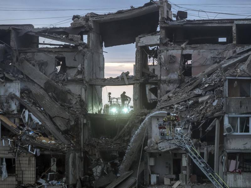 Rescatistas ucranianos trabajan en el lugar de un ataque con misiles rusos contra un edificio residencial de nueve pisos en Kiev, Ucrania, 6 de julio de 2026, en medio de la invasión rusa. EFE/EPA/MAXYM MARUSENKO