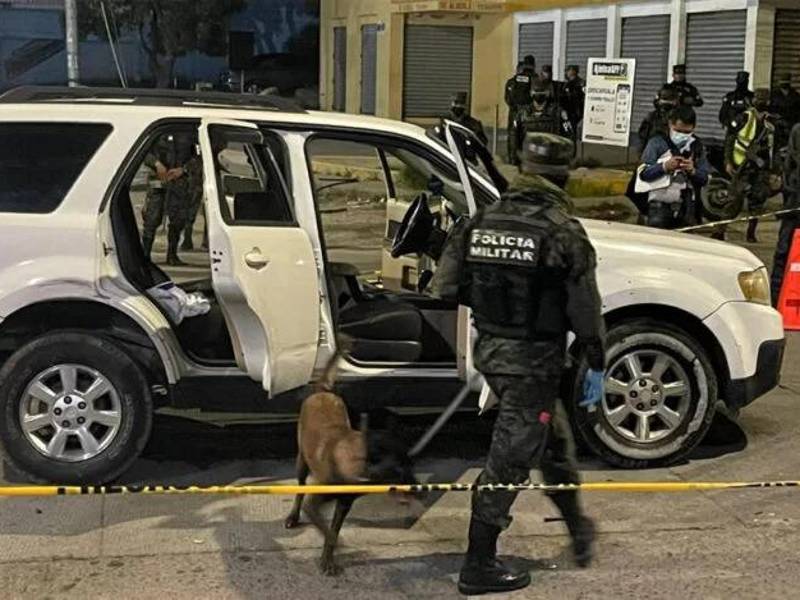 La camioneta marca Mazda quedó con varias perforaciones de bala.