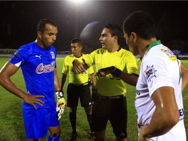 Donis Escober antes del inicio del partido contra el Platense.