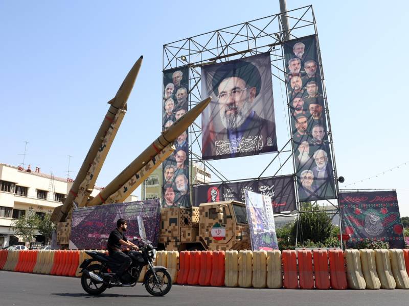 Misiles Zolfaghar colocados frente a una valla publicitaria con la imagen del líder supremo de Irán, el ayatolá Mojtaba Jamenei, en la plaza Baharestan, en el centro de Teherán (Irán). EFE/EPA/ABEDIN TAHERKENAREH.