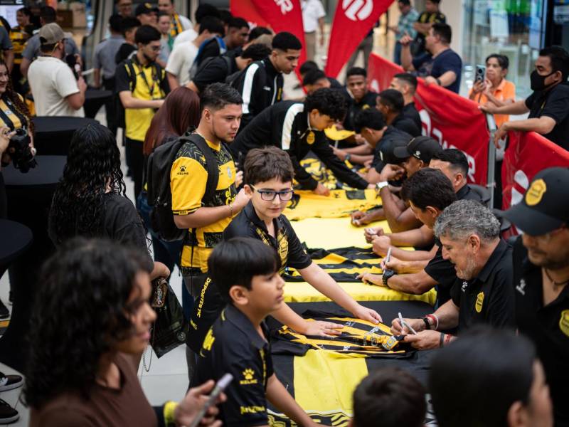 Los aficionados de Real España compartiendo y recibiendo autógrafos de futbolistas y cuerpo técnico.