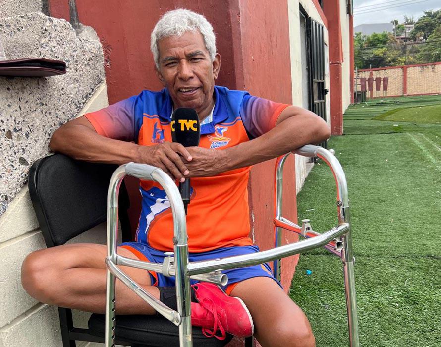 Héctor Castellón utiliza un bordón para poder movilizarse debido a su enfermedad.