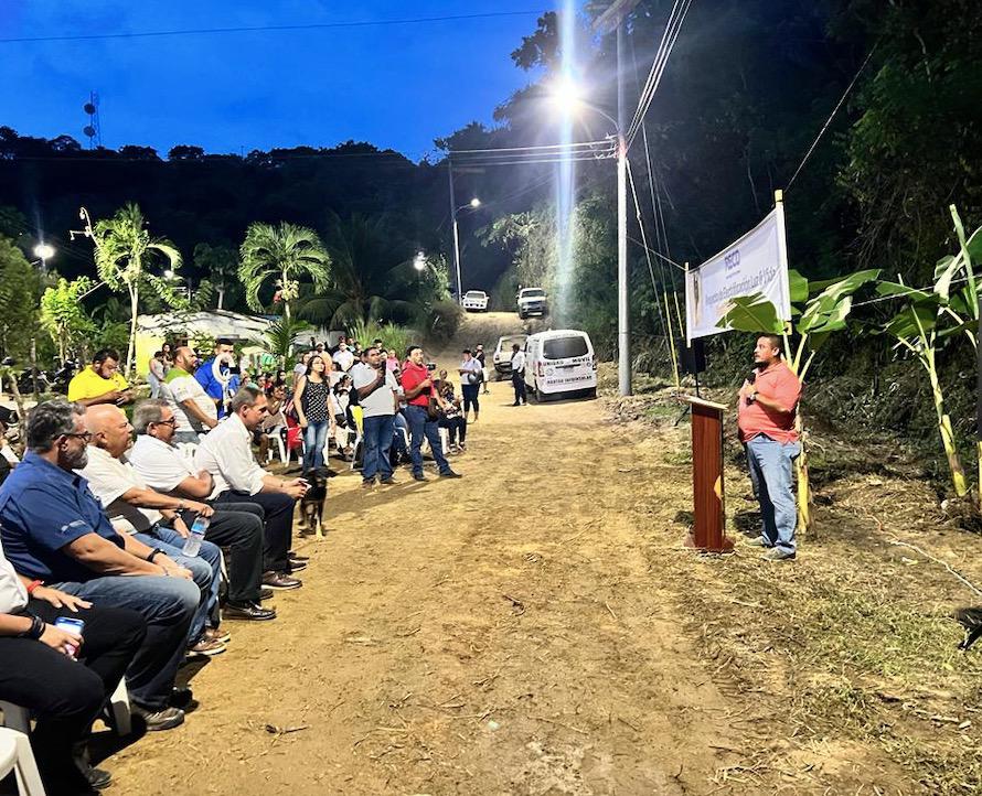 Después de 15 años de esfuerzo, habitantes de la comunidad Luz y Vida, en Roatán, cuentan con energía eléctrica