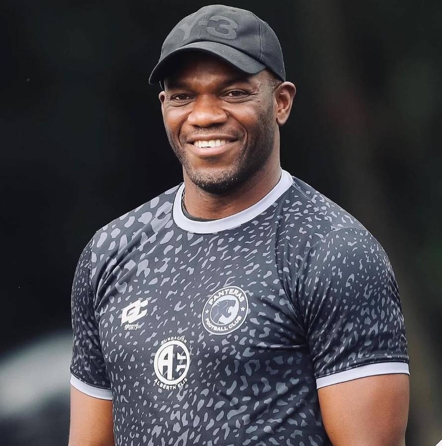 David Suazo se sigue preparando como entrenador profesional de fútbol.