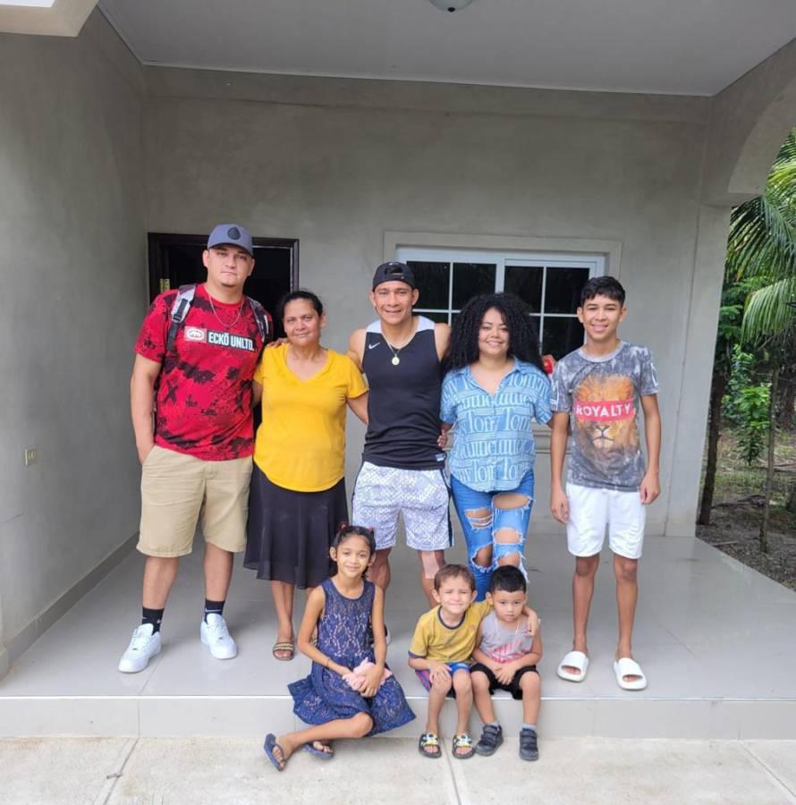 Carlos “Mango” Sánchez contó detalles de su dura infancia y todo el trabajo que hizo para poder obsequiarle la casa a su madre.