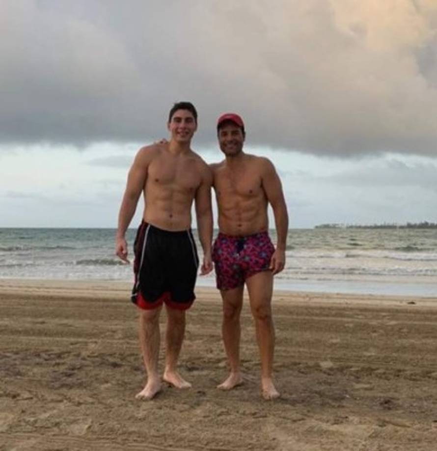 Esta es la imagen en la playa que ha desatado el furor entre las fanáticas del puertorriqueño de 51 años. <br/><br/>Sin duda, el cantante luce espectacular al lado de su apuesto hijo.