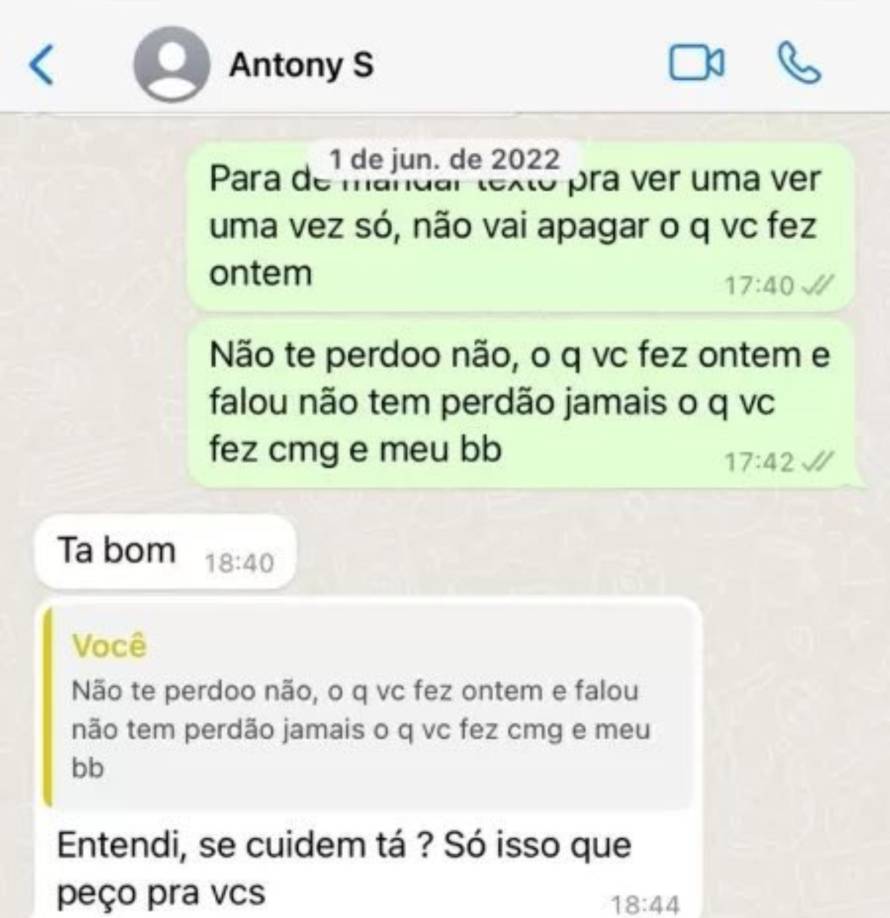 UOL nuevamente adjuntó capturas de pantalla de Whatsapp donde Antony envía 13 mensajes en un periodo inferior a un minuto con insultos como “ridícula”, “asquerosa” y “destructora de vidas”. “No quiero volver a verte delante de mí en mi vida. Ridícula. Mujer asquerosa. Contesta. Siniestra. Destructora de vidas”, recita la secuencia.