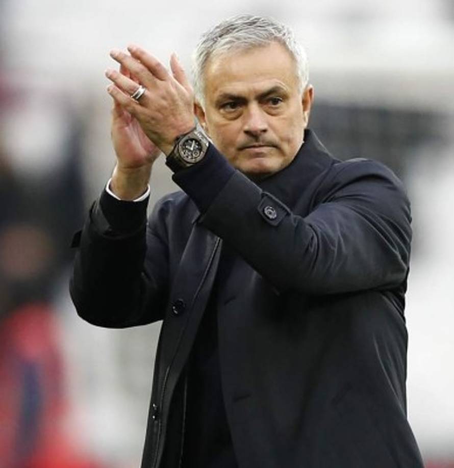 Mourinho aplaude el apoyo de los aficionados del Tottenham que llegaron al estadio del West Ham.