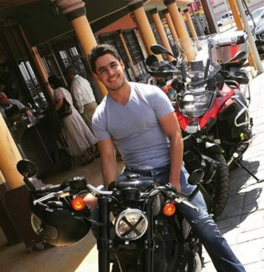 Eduardo Capetillo Jr., el primogénito de la pareja, causa sensación en redes sociales por su increíble parecido físico con su padre.