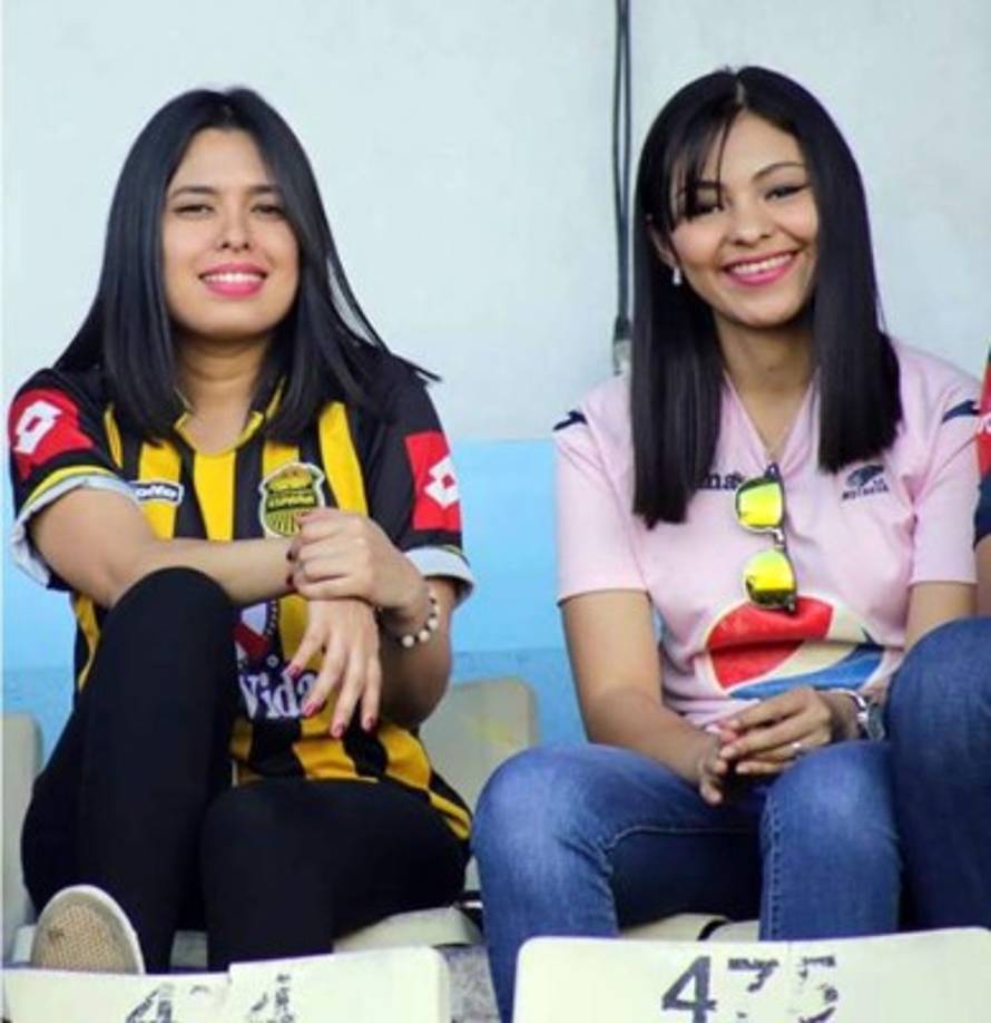 Aficionadas del Motagua y Real España en las gradas del Nacional.