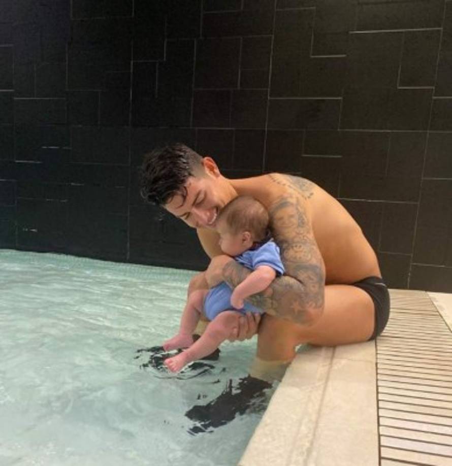 En las imágenes publicadas por James, este luce muy feliz junto a Samuel, sin embargo, hasta ahora ninguna de las fotos dejaban ver la cara del niño.