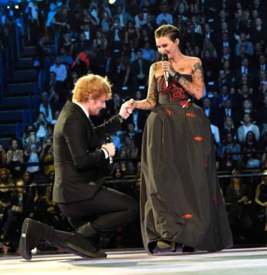Ed Sheeran se mostró muy caballeroso con Ruby Rose.