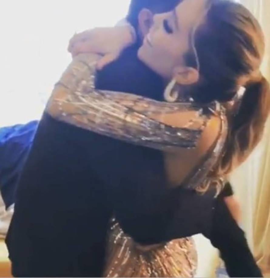 La joven recibió la visita de su padre Pablo Moctezuma. Ella no esperaba encontrarlo ahí y al verlo corrió de emoción y se avalanzó sobre él como una pequeña niña.