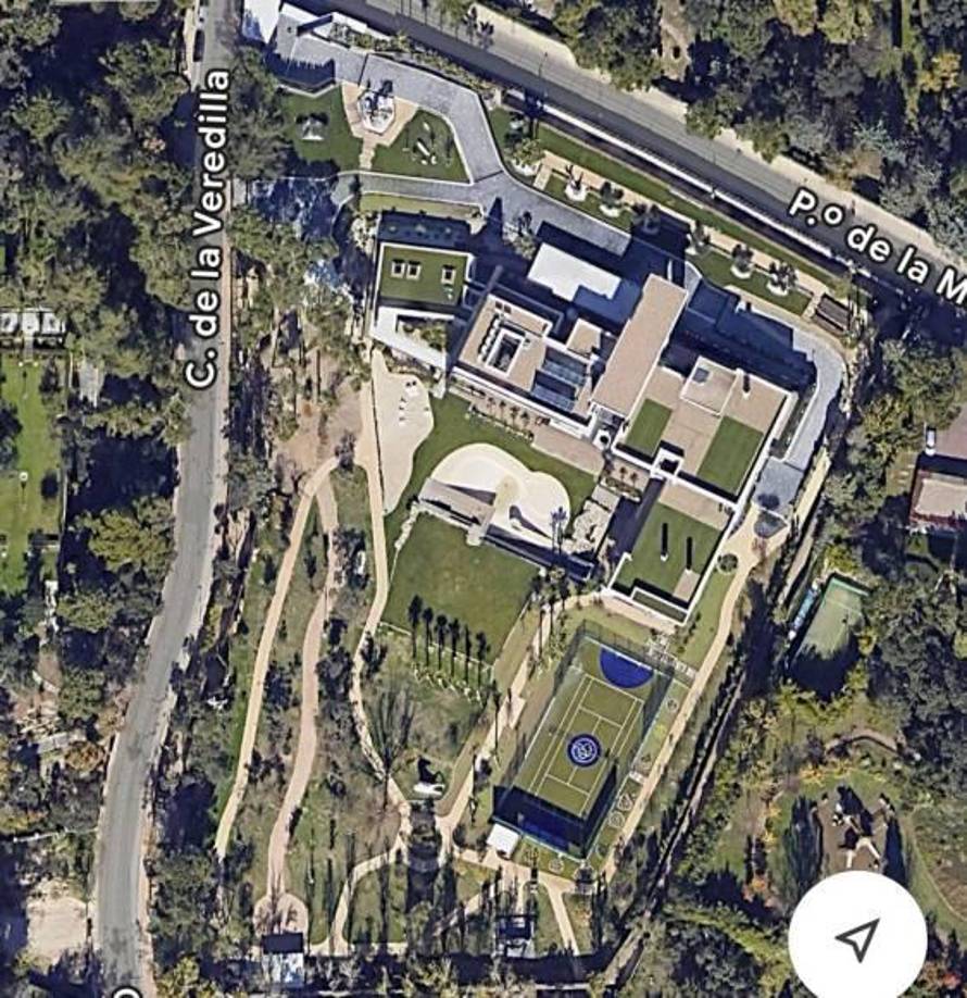 Según el diario El Mundo, Ramos estaba en búsqueda de un comprador para su mansión que tiene 2.500 metros cuadrados, ascensor, casa para invitados, pileta, cine, gimnasio y sauna, entre otros lujos. Mbappé conoce a Ramos como rival y como compañero en el fútbol, y no tuvo problemas en pagarle al defensor español los 6 millones de euros que pidió por la propiedad.