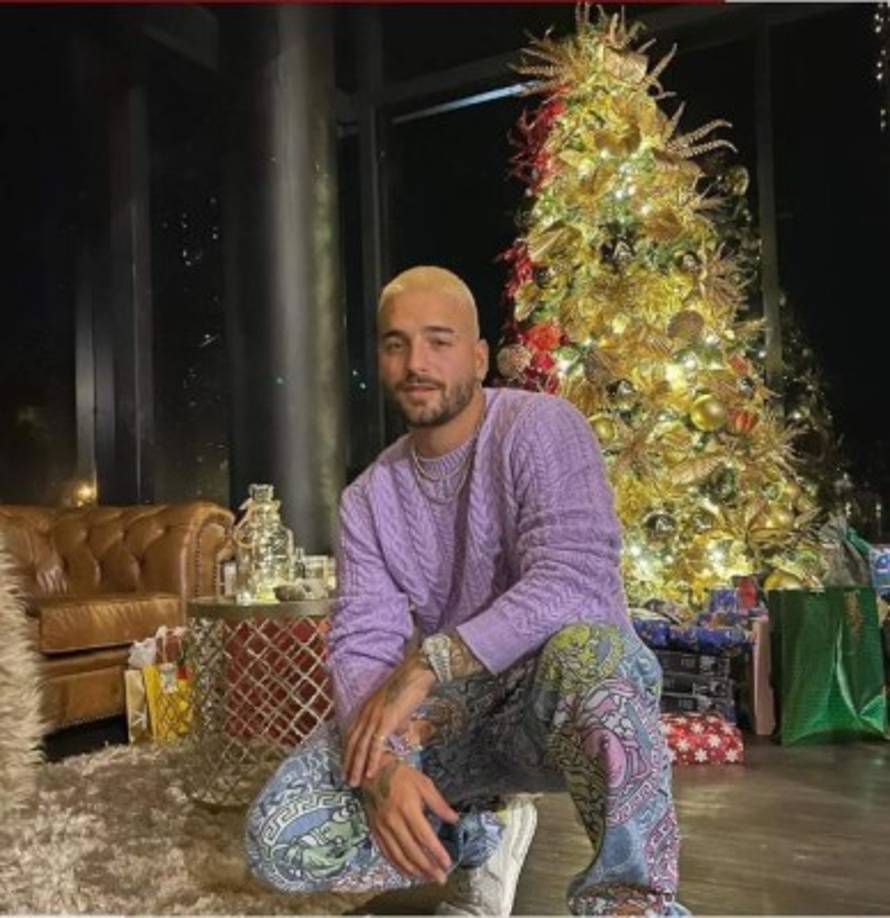 Maluma llevó la alegría a su hogar al llenar su árbol de Navidad con decenas de regalos para los suyos.