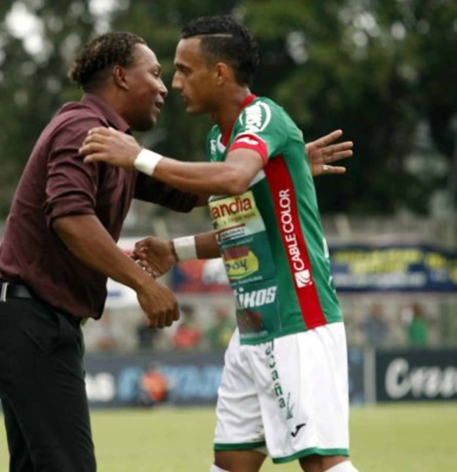 Carlos Pavón felicitó a Diego Reyes, autor del primer gol contra el Victoria.