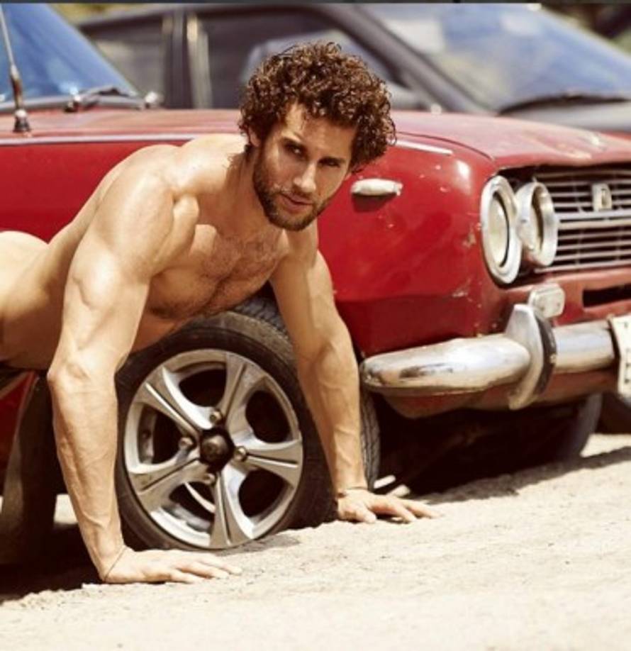 Dos años después llamó la atención del prestigioso fotógrafo Mario Testino y así irrumpió en las pasarelas.