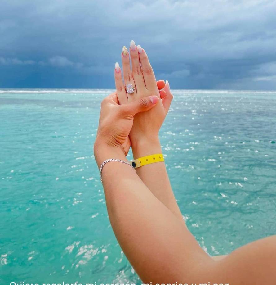 Denil Maldonado le pidió matrimonio a la joven en las Islas de la Bahía. 