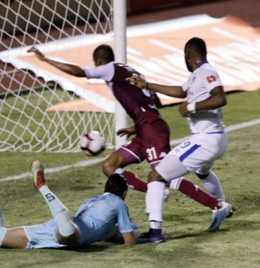 Momento del primer gol de Jorge Benguché. El portero tico Kevin Briceño, observando como el balón entra a su portería. Foto Yoseph Amaya