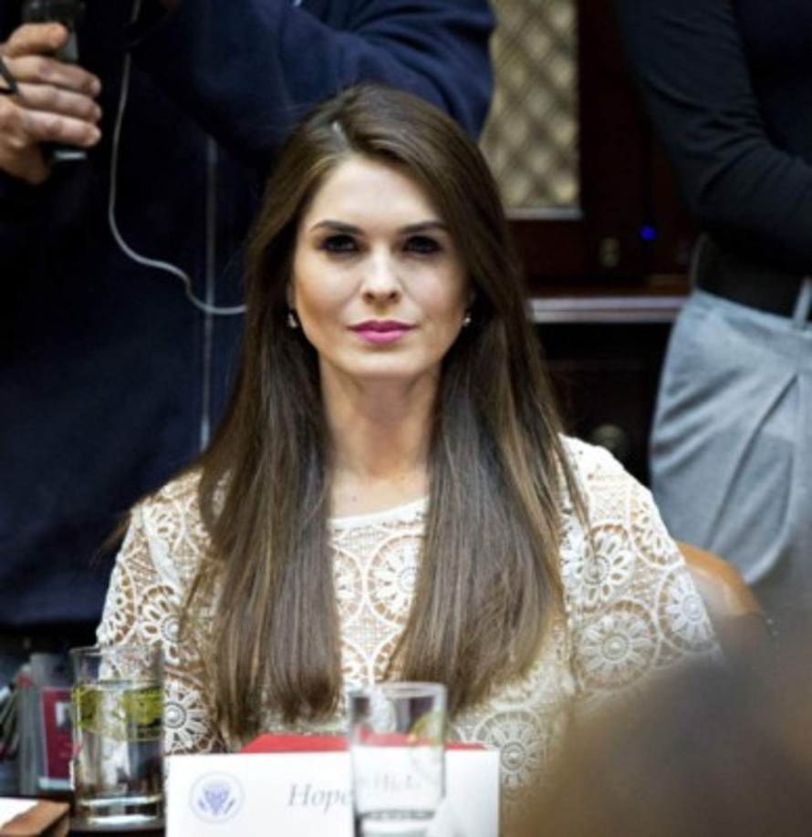 Además de Hicks, quien también ha trabajado para la Trump Organization y en proyectos con Ivanka Trump, hija mayor del presidente, otras dos mujeres ocupan puestos relevantes en el equipo de comunicaciones de la Casa Blanca: Sarah Sanders es la actual portavoz y Stephanie Grisham la directora de comunicación de la primera dama