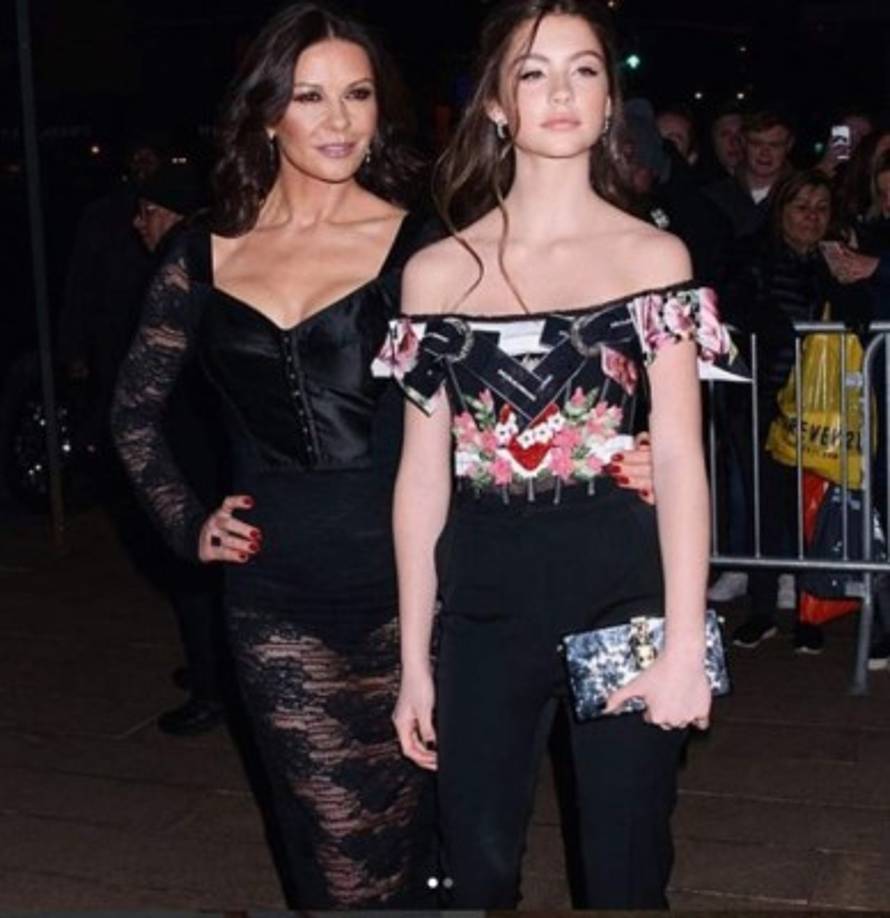 A punto de cumplir 15 primaveras, Carys Douglas fue centro de todas las miradas por su porte y belleza.