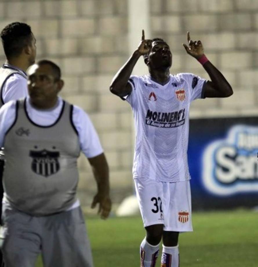 Marvin Bernárdez festejando su gol con el que rescató el empate para el Vida ante la UPN en Comayagua.