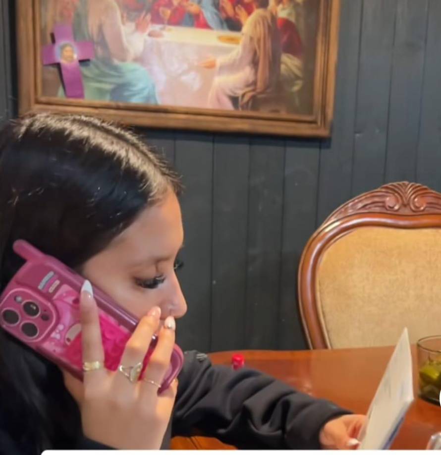 El papá concluye diciendo que, mientras su hija viva en su casa y dependa de él, será su responsabilidad proveerle lo que necesite, incluida la compra de regalos, ya que eso genera una mayor confianza y vínculo entre padre e hija. 