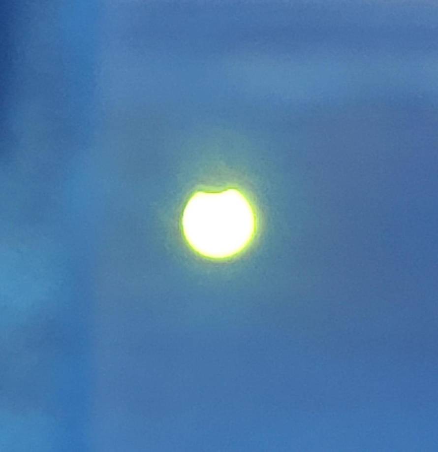 En esta otra fotografía, tomada por un aficionado, se puede ver cómo la sombra de la Luna comenzaba a aparecer.