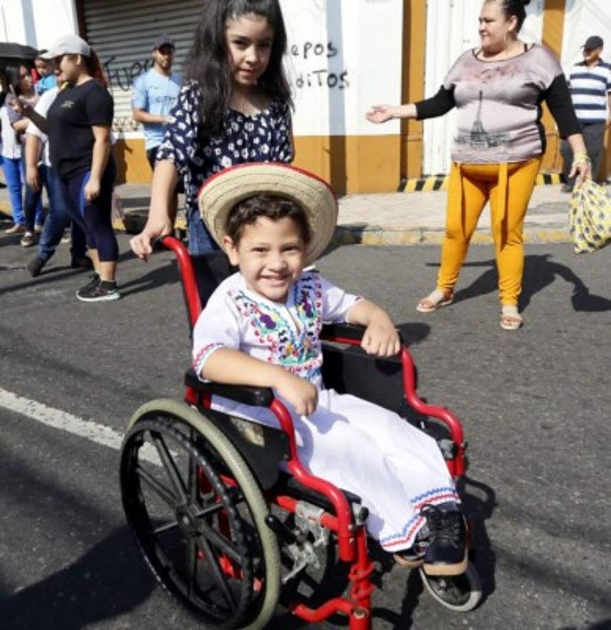 Todos quisieron participar y vivir el fervor patrio. Este pequeñito lució feliz vestido con un traje típico de manta.