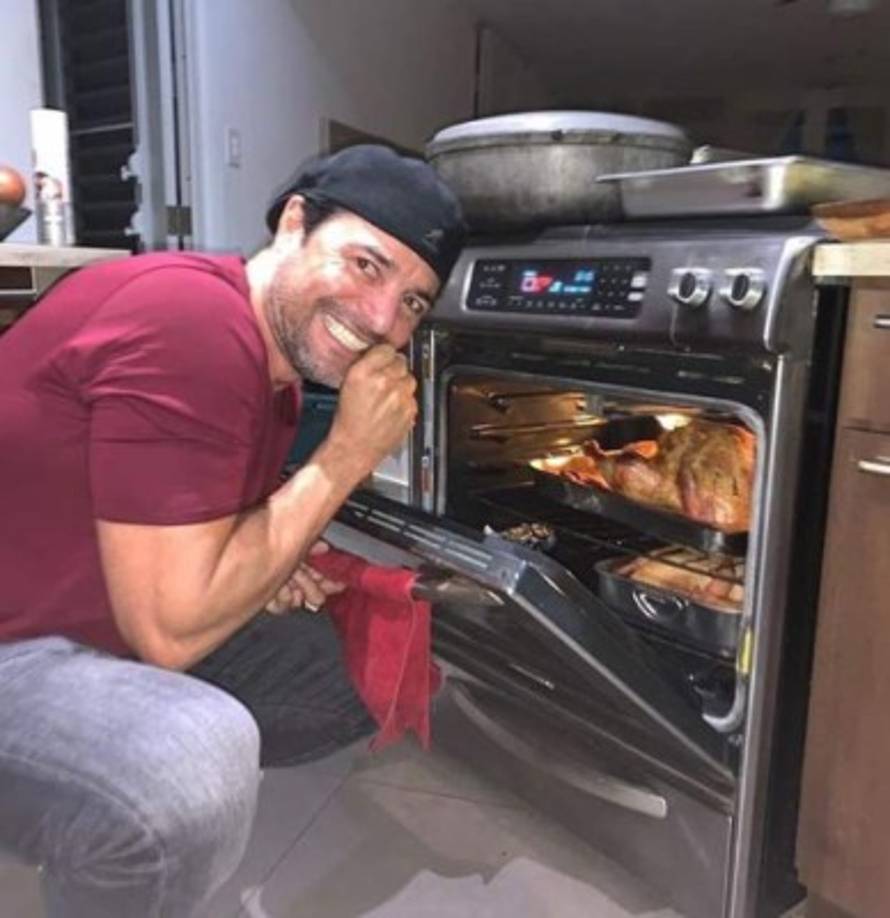 Chayanne al parecer se convirtió en el chef de su casa y cocinó el tradicional pavo.