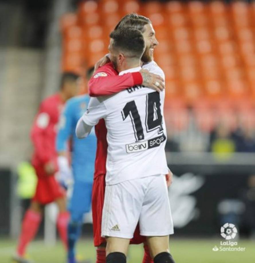 El defensa del Valencia, José Gayá, se abraza con Sergio Ramos tras un ataque del Valencia. Foto LaLiga.es