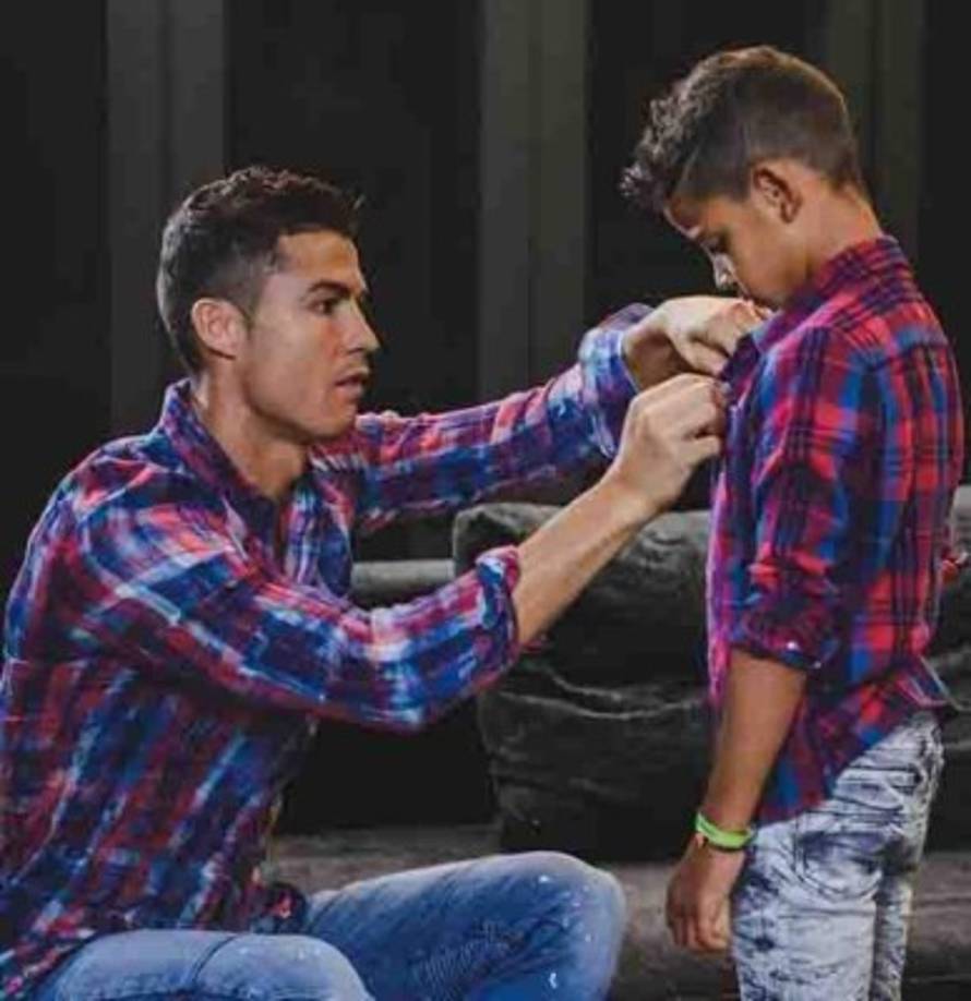 Según el medio inglés The Sun, la madre del hijo de Ronaldo recibió 10 millones de dólares para que no revele su identidad y entregue al niño a la familia del jugador