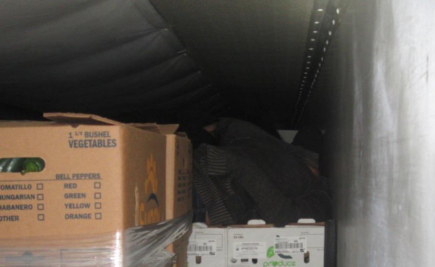 Rescatan a migrantes de morir congelados en contenedor