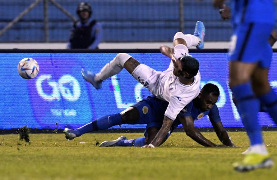 Kervin Arriaga sufrió una fuerte entrada por parte de Leandro Bacuna.