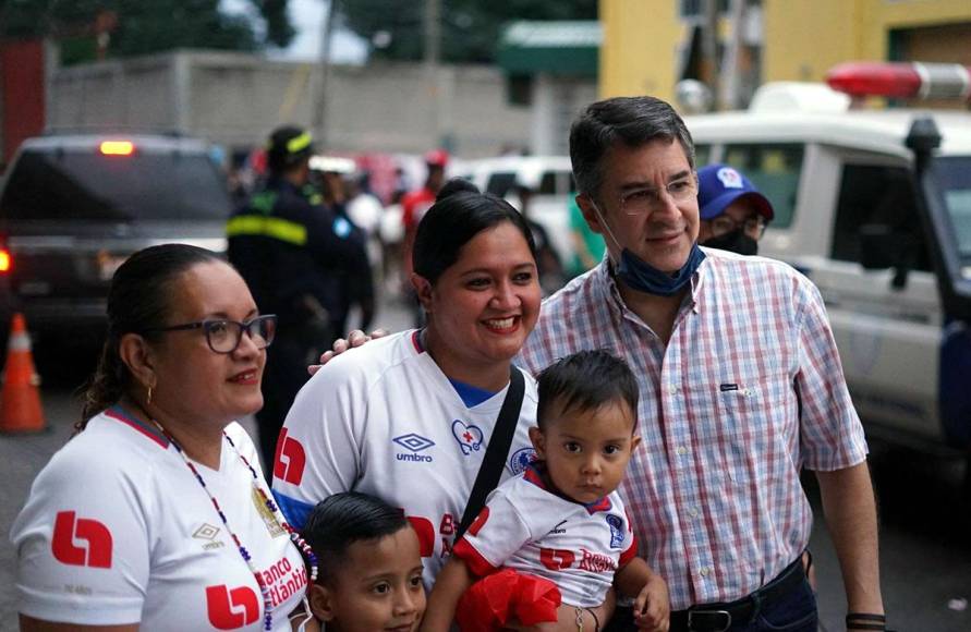 El presidente del Olimpia, Rafael Villeda, llegó temprano al estadio Ceibeño y se tomó fotos con los aficionados merengues.