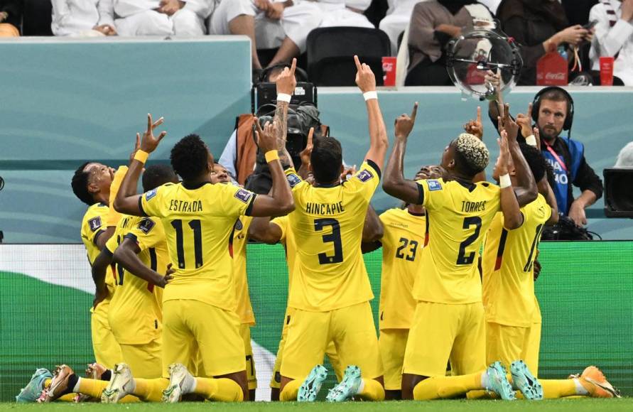 Enner Valencia festejando con sus compañeros el primer gol de Ecuador en la justa mundialista.