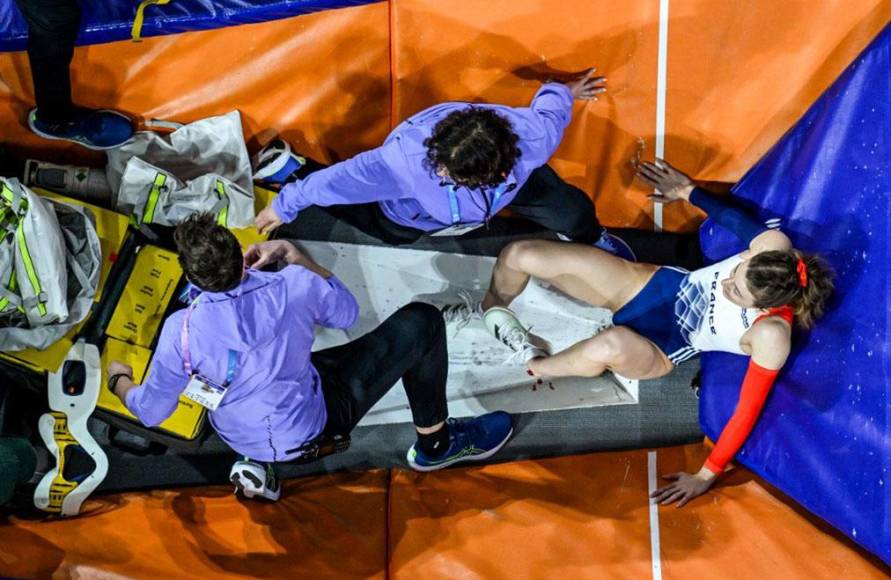 “Finalista mundial por primera vez en su carrera, con un octavo puesto conseguido gracias a un salto de 4,55 m, Margot Chevrier resultó gravemente herida... sufrió una fractura abierta del astrágalo”, notificaron. 