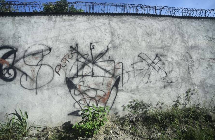 Casas abandonadas, calles solitarias y paredes manchadas: el escalofriante territorio de las maras en SPS