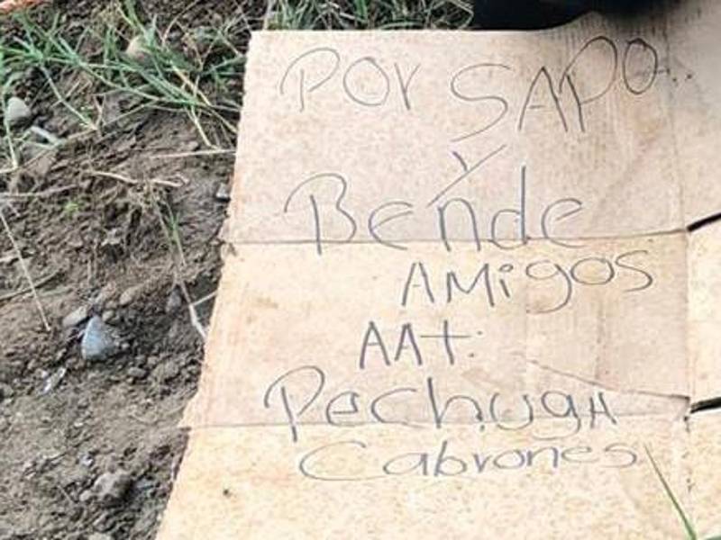 El presunto asesino dejó un rótulo al lado del cuerpo de Leonan Castillo.