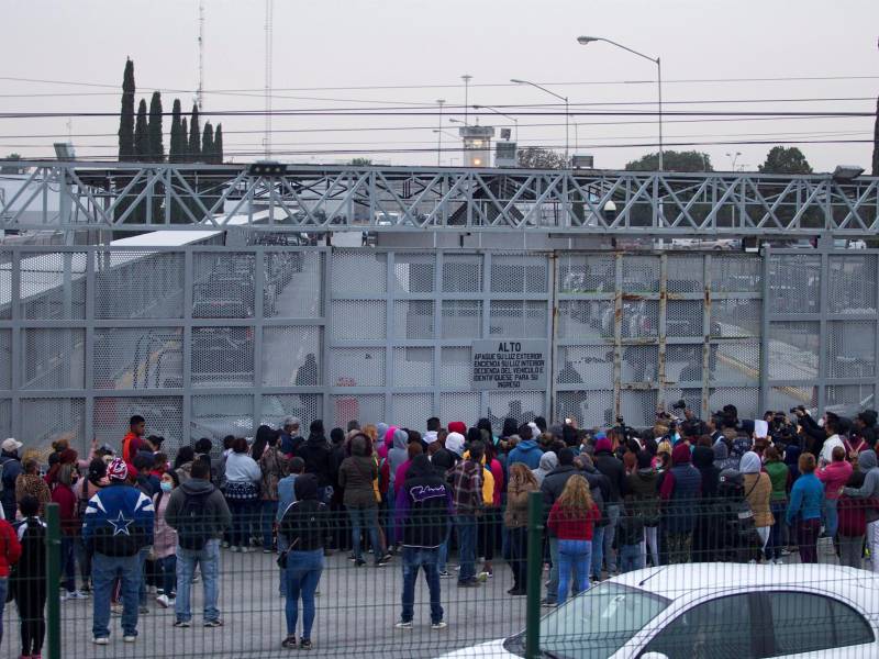 Familiares de presos esperan por información afuera del Penal de Apodaca, en el estado de Nuevo León (México). EFE/ Gabriela Pérez