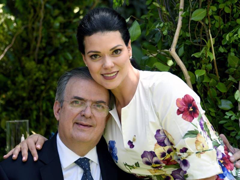 Rosalinda Bueso Asfura (Tegucigalpa, 1977) es una economista y exdiplomática hondureña.