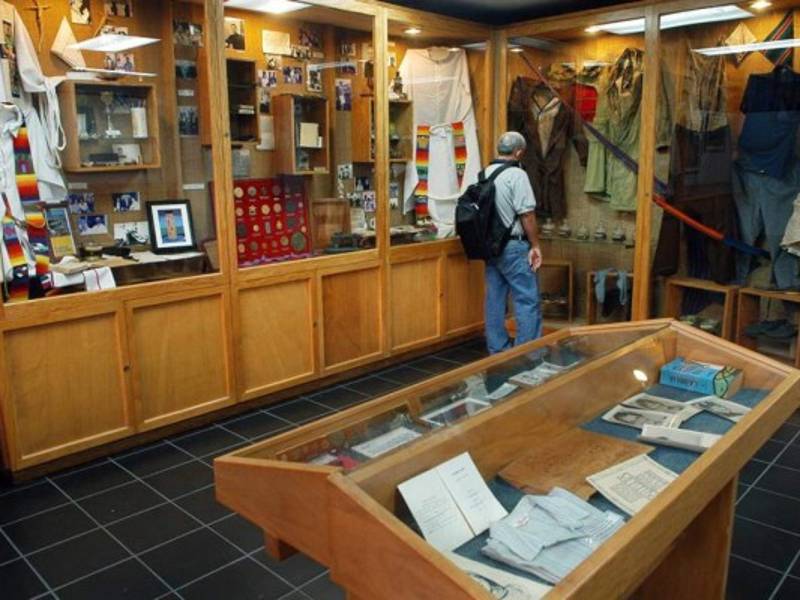 Registro de una de las estaciones del museo donde se exhiben objetos personales de los seis sacerdotes jesuitas y dos empleadas asesinados por el Ejército salvadoreño el 16 de noviembre de 1989, en la Universidad Centroamericana 'José Simeón Cañas' (UCA), en Antiguo Cuscatlán (El Salvador). EFE/Roberto Escobar