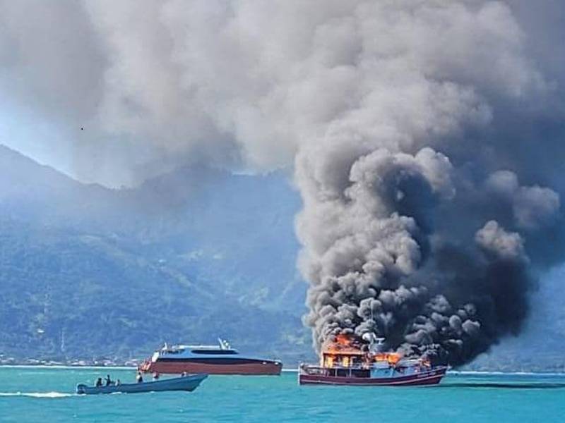 El Caribean Pride se incendió cuando se dirigía a los bancos de pesca en la mañana de este viernes 9 de febrero frente a las costas de La Ceiba, Atlántida. Iban unas 20 personas a bardo, entre mujeres y niños.