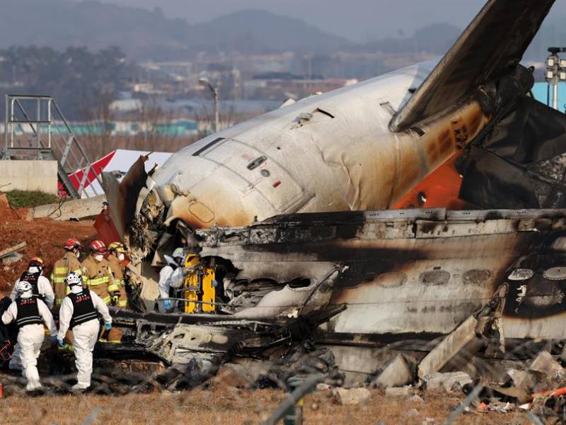 178 personas fallecieron tras el despiste de un avión en un aeropuerto de Corea del Sur.