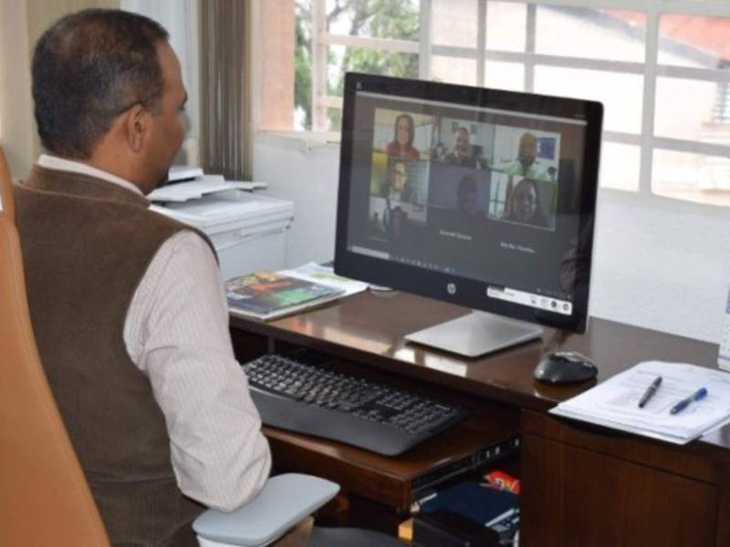 El embajador de India Mubarak BS hizo entrega de asistencia médica en una ceremonia virtual a la ministra hondureña.