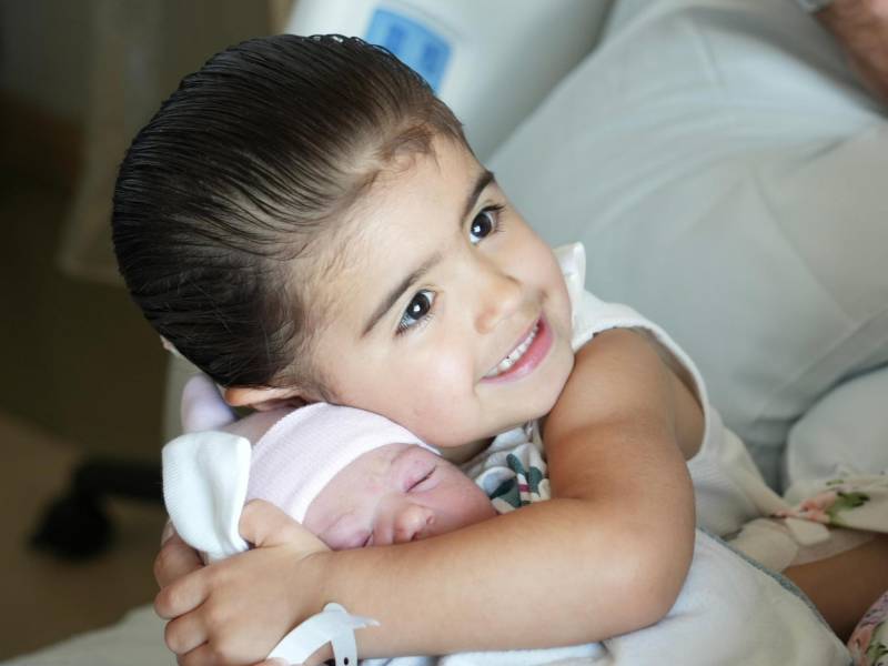 Maity compartió este tierno y emotivo abrazo de Nour a su hermanita Camille.