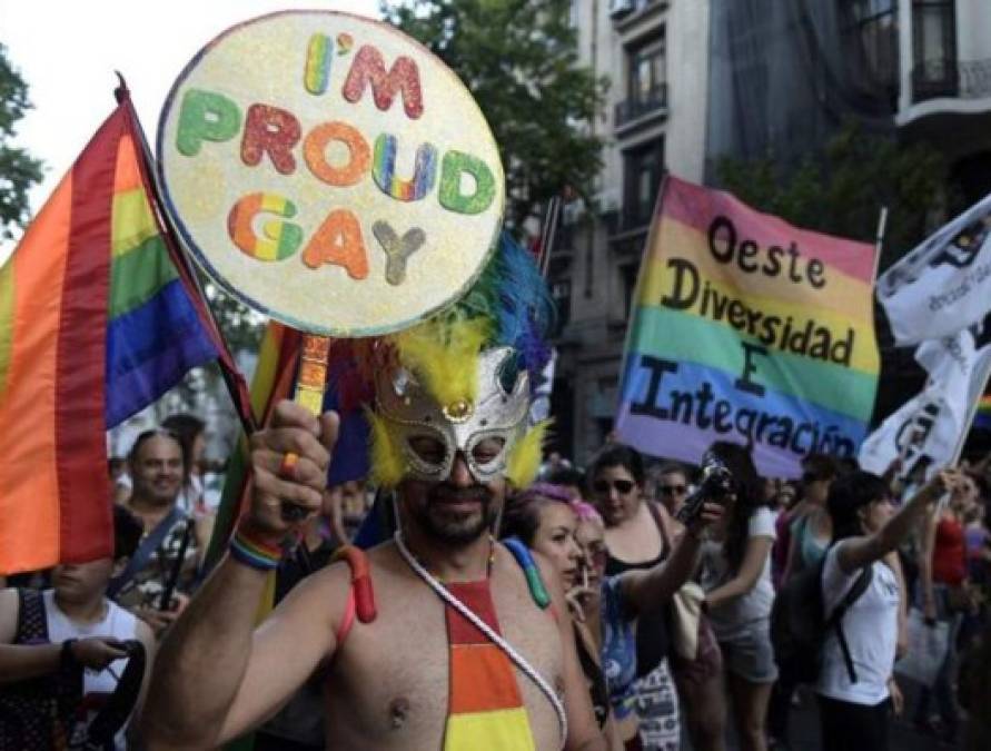 En América Latina, cuatro países permiten este tipo de uniones: Argentina (desde 2010), Uruguay, Colombia y Brasil.<br/><br/>Ciudad de México se convirtió en 2007 en la primera urbe e América Latina en autorizar las uniones civiles y dos años después, en 2009, legalizó el matrimonio gay.