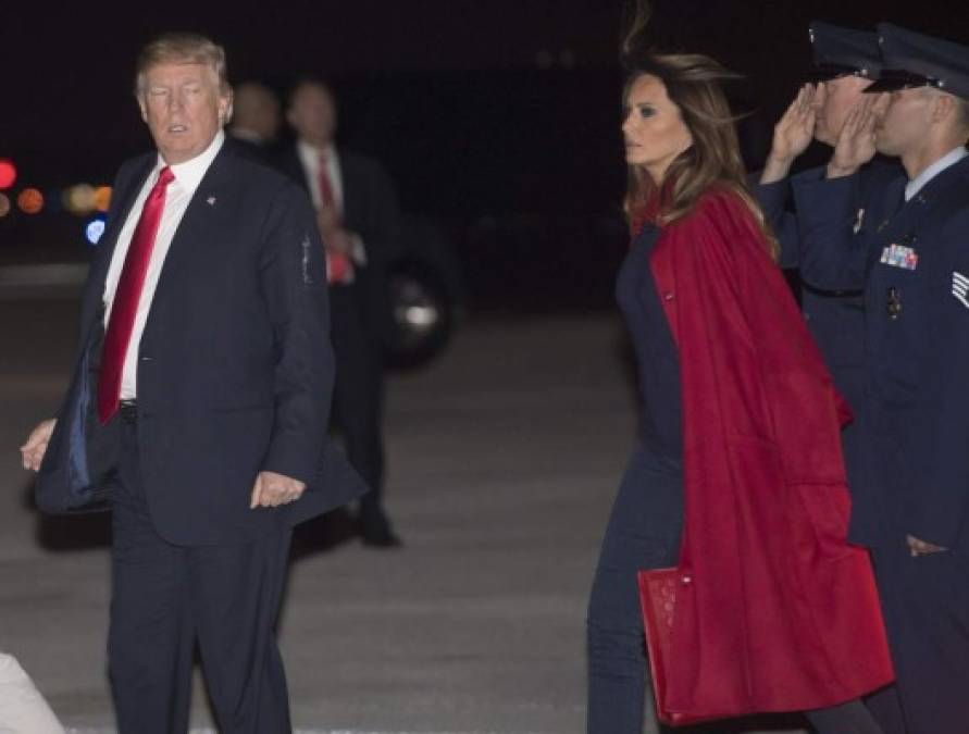 El presidente de EEUU, Donald Trump y su esposa Melania, llegaron el pasado viernes a Palm Beach, en el sur de Florida, para pasar el fin de semana en su residencia de invierno en medio de los rumores de una crisis matrimonial tras destaparse una supuesta infidelidad del magnate con una actriz de cine para adultos.